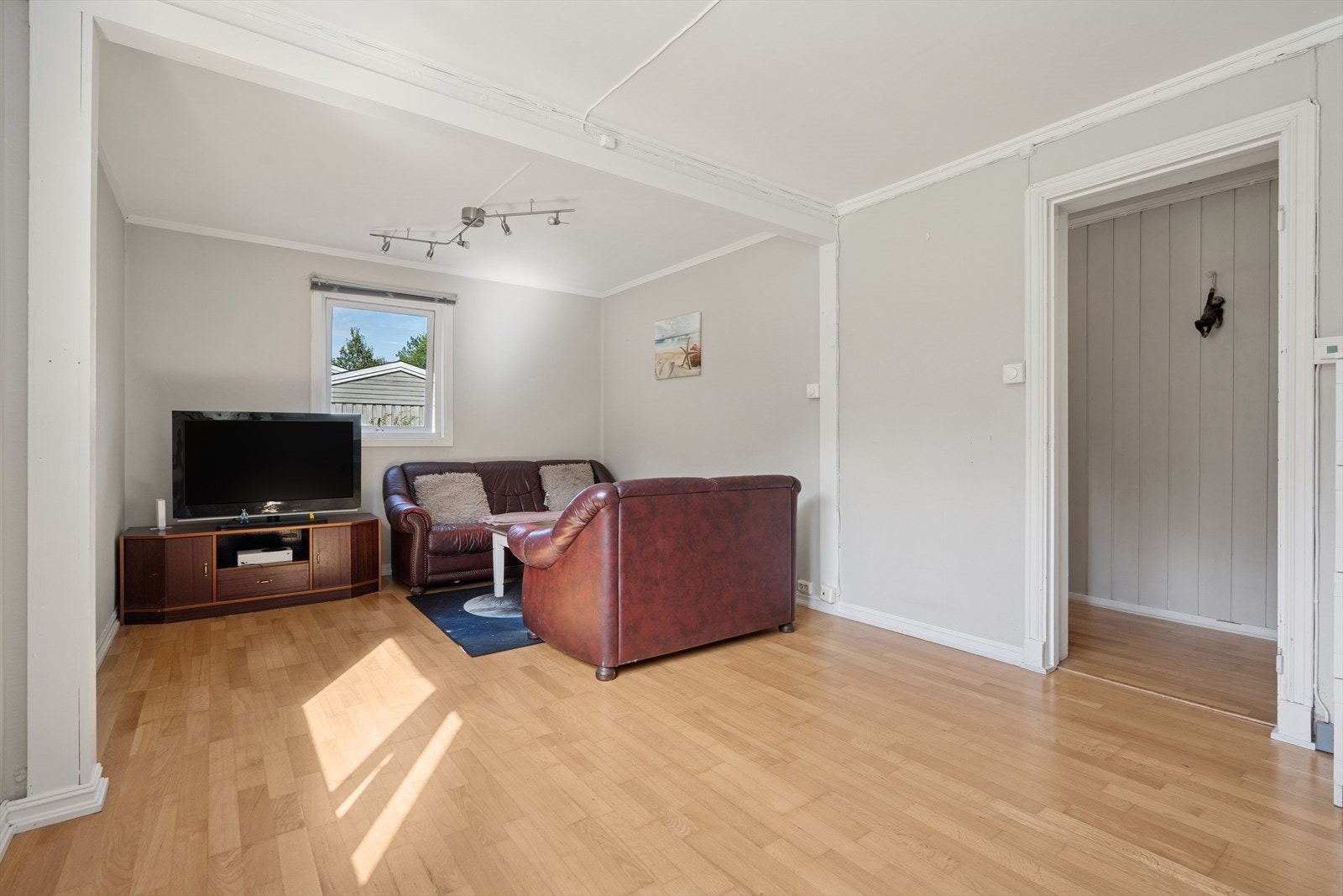 Stuen er lys og luftig med plass til sofa, TV-møblement, spisegruppe og øvrig ønsket møblement. Galleribilde