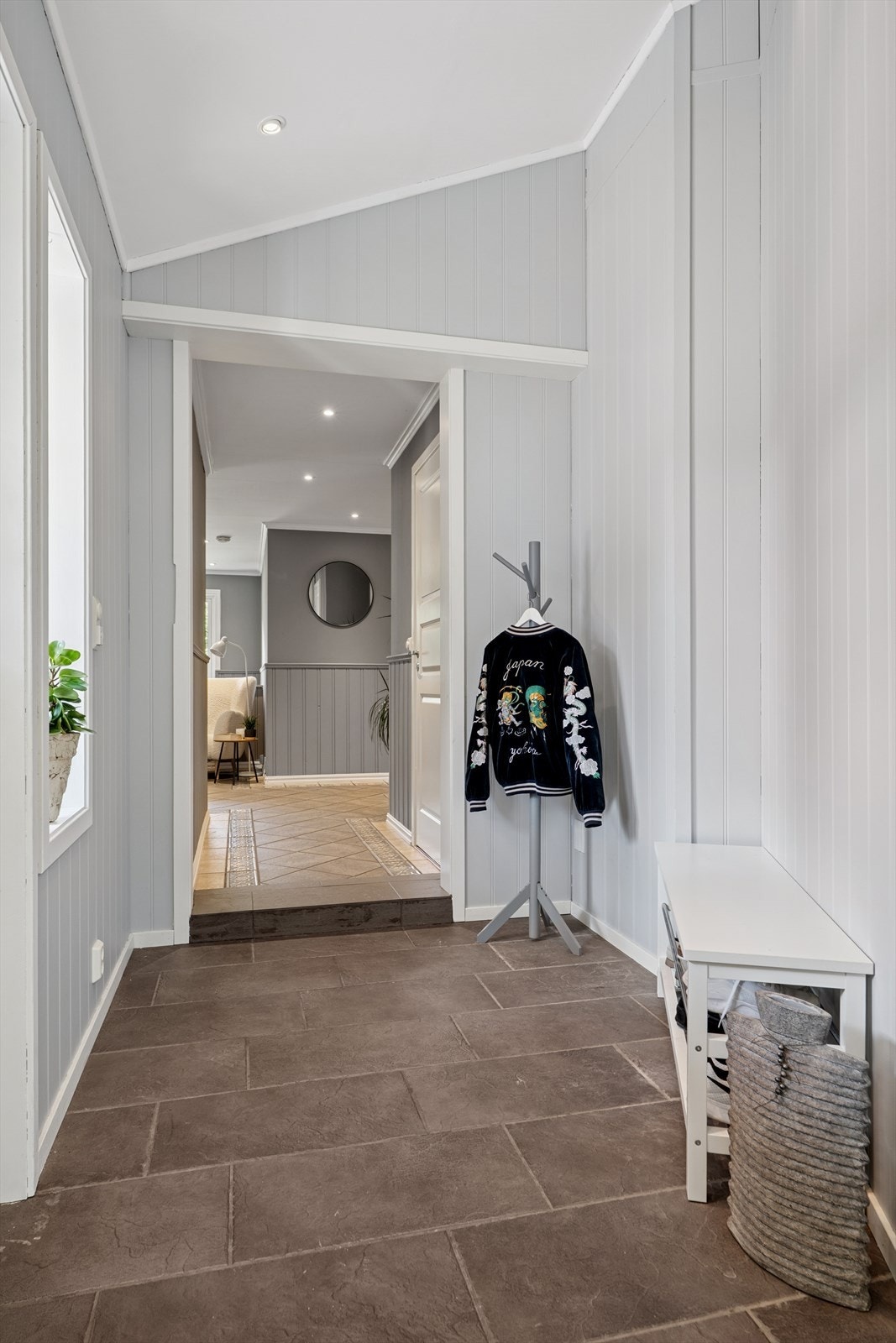Du ønskes velkommen inn i en lys og hyggelig entré med plass til ytterklær og sko. Galleribilde