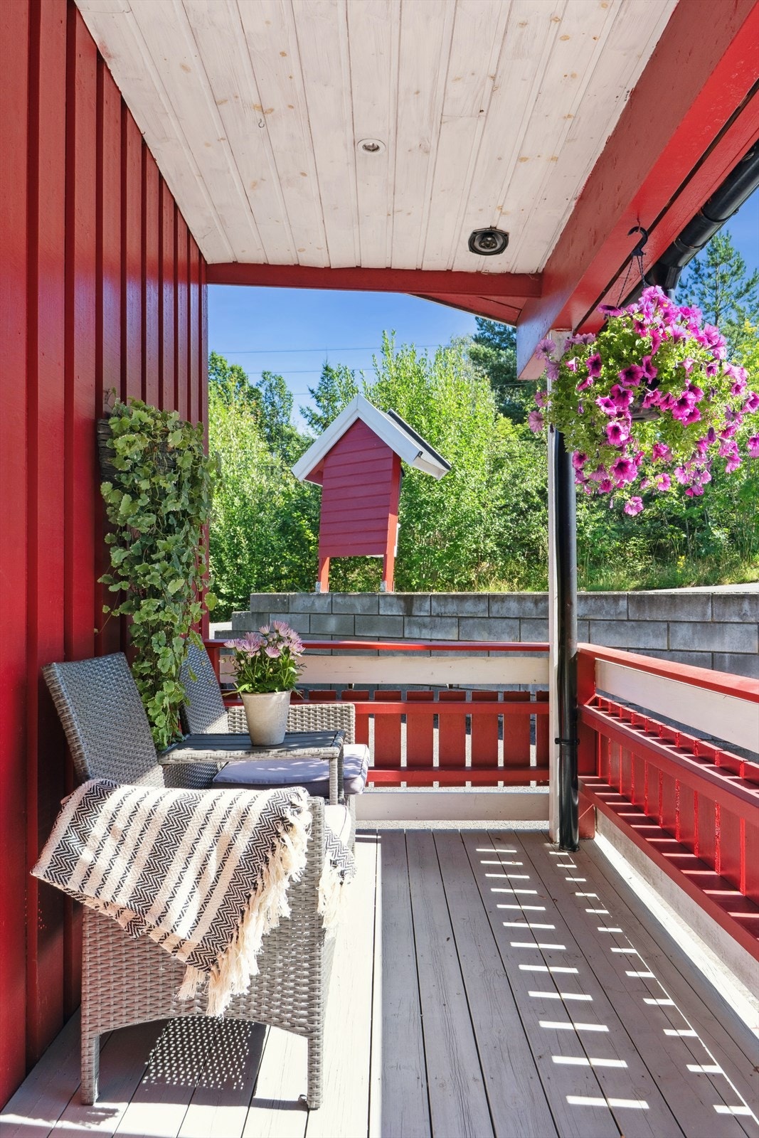 Adkomst til boligen er via en hyggelig overbygd veranda. Inngangspartiet har god plass til et café-sett eller annet ønsket møblement. Galleribilde