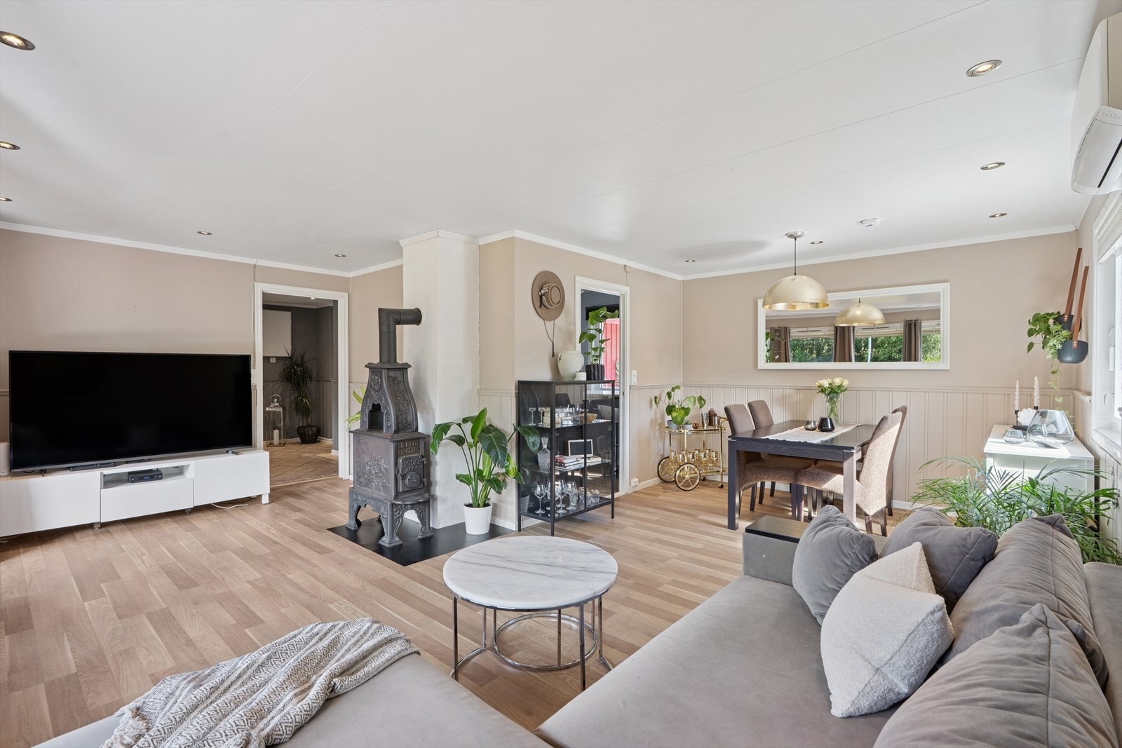 Det er god plass til sofa, TV-møblement, spisegruppe og øvrig ønsket møblement. Galleribilde