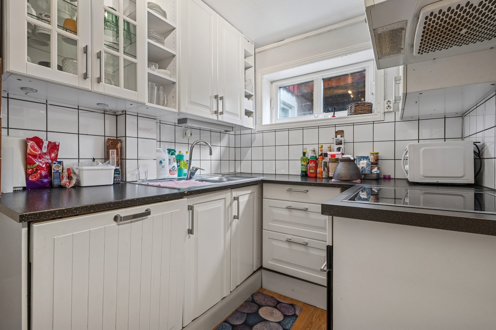 Kjøkkenet er utstyrt med lys profilert kjøkkeninnredning, stedvis overskapsfronter i glass, benkeplate av laminat, utslagsvask med blandebatteri og opplegg for oppvaskmaskin. Flere rom i kjeller ikke godkjent slik de fremstår. Galleribilde