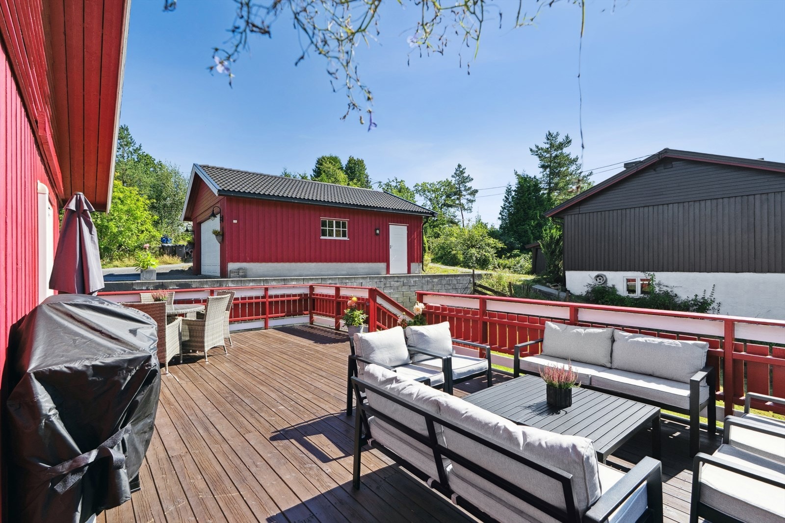 Fra stuen har du tilgang til en stor terrasse. Galleribilde