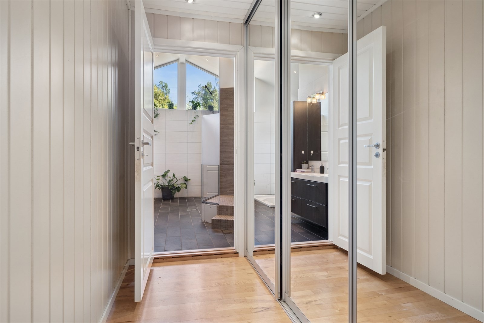 I gangen inn til baderommet er det en romslig plassbygd skyvedørsgarderobe, som gir godt med oppbevaringsplass. Galleribilde