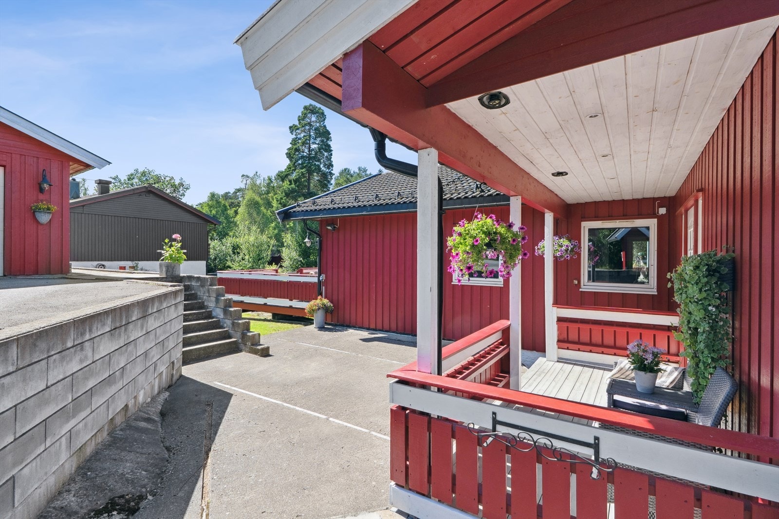 Eiendommen ligger i et meget attraktivt og etablert boligområde på Nesodden. Galleribilde