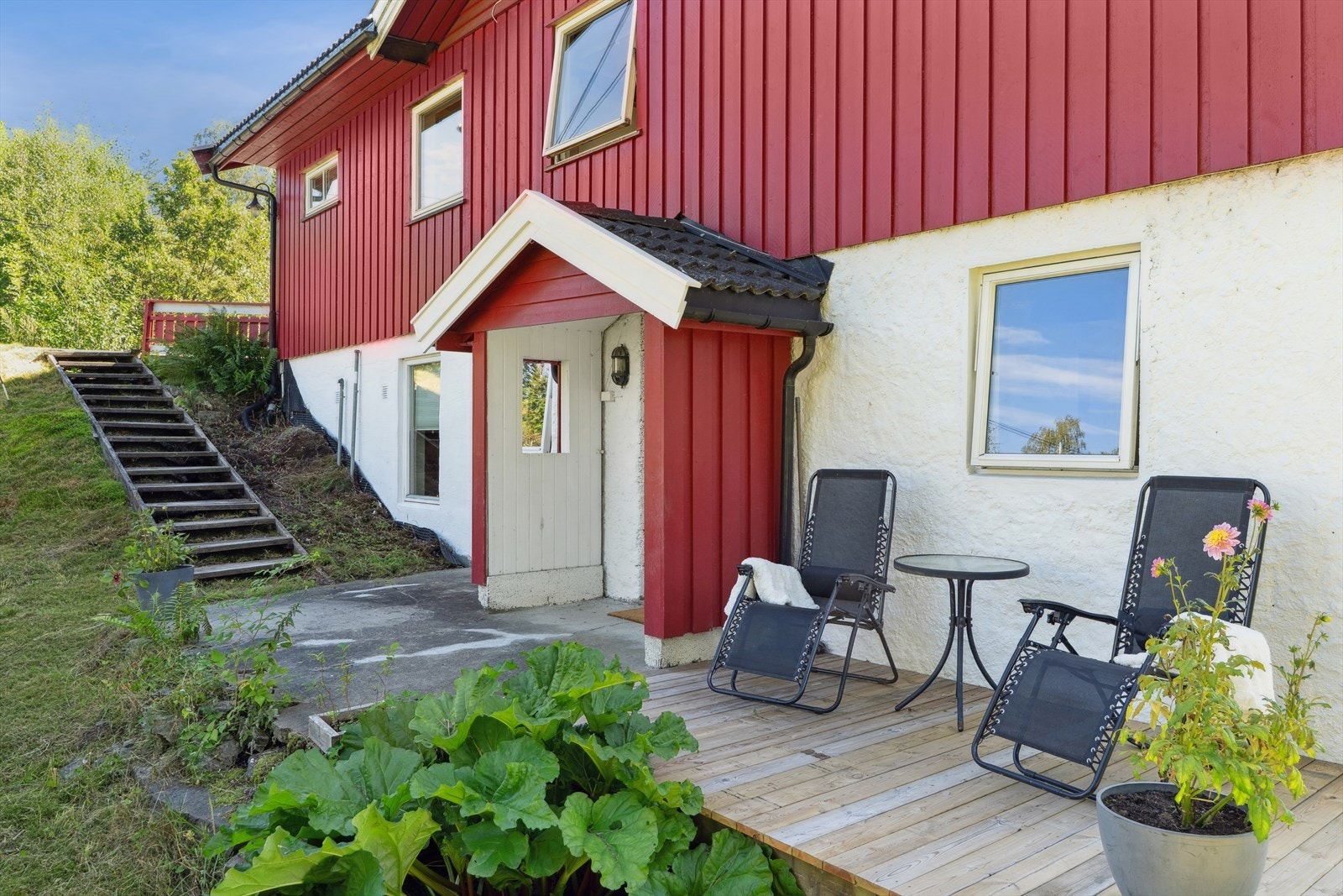 Egen utvendig adkomst til kjelleren via et overbygd inngangsparti. Ved siden av inngangspartiet er det en veranda på 8 kvm, som gir god plass til ønsket sittegruppe sittegruppe. Galleribilde