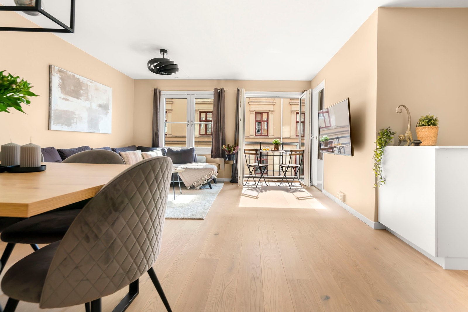 Stuen har en flott størrelse og en åpen og sosial løsning mot kjøkkenet. Galleribilde