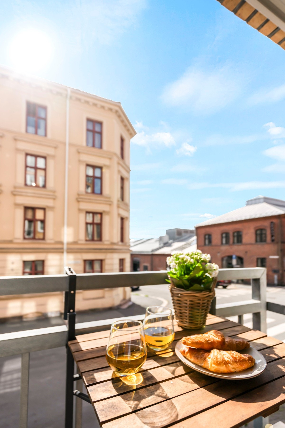 Fra stuen har man hyggelig utsyn mot Seilduksfabrikken og Kunsthøyskolen. Galleribilde