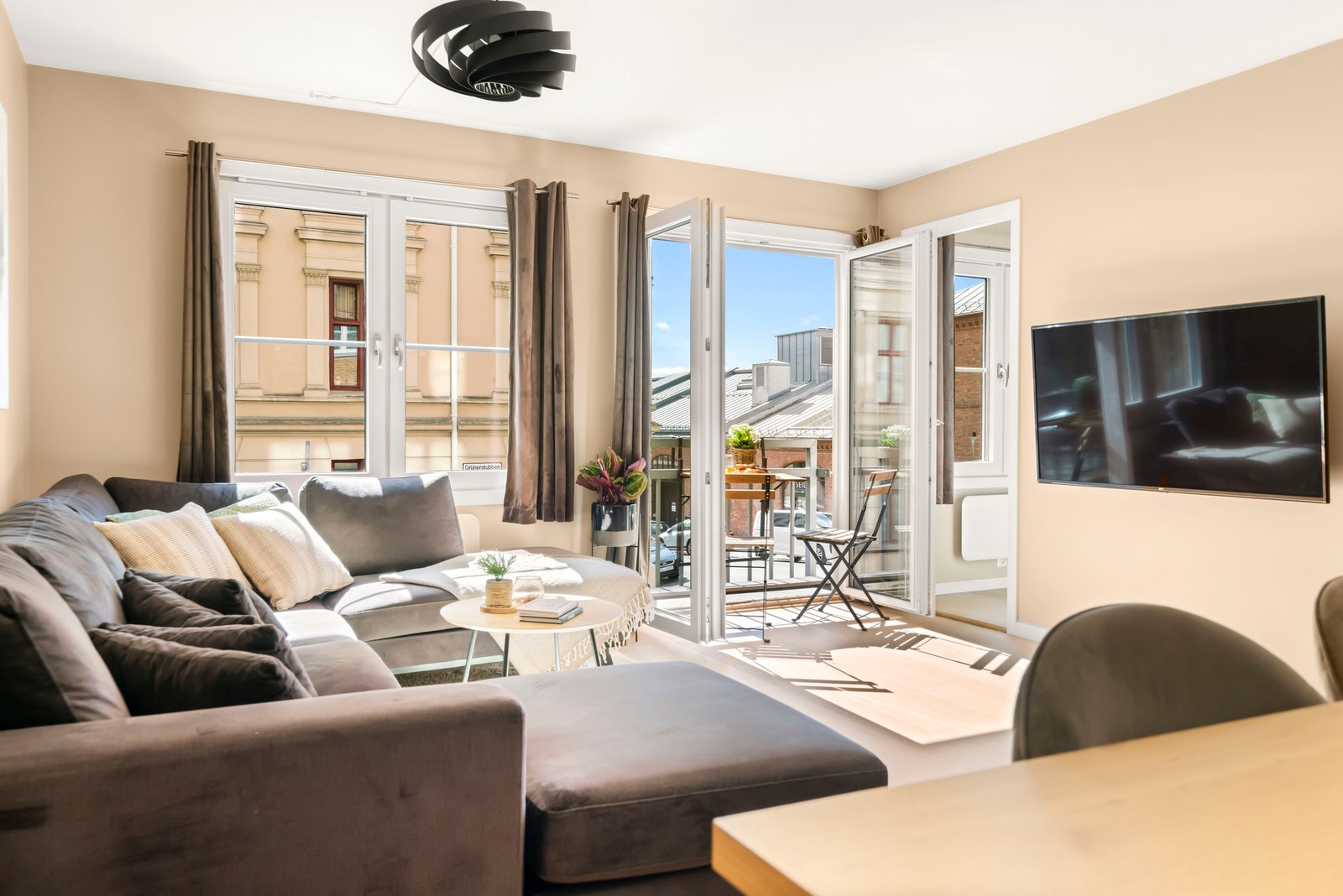 Stuen får rikelig med lys gjennom store vindusflater. Galleribilde