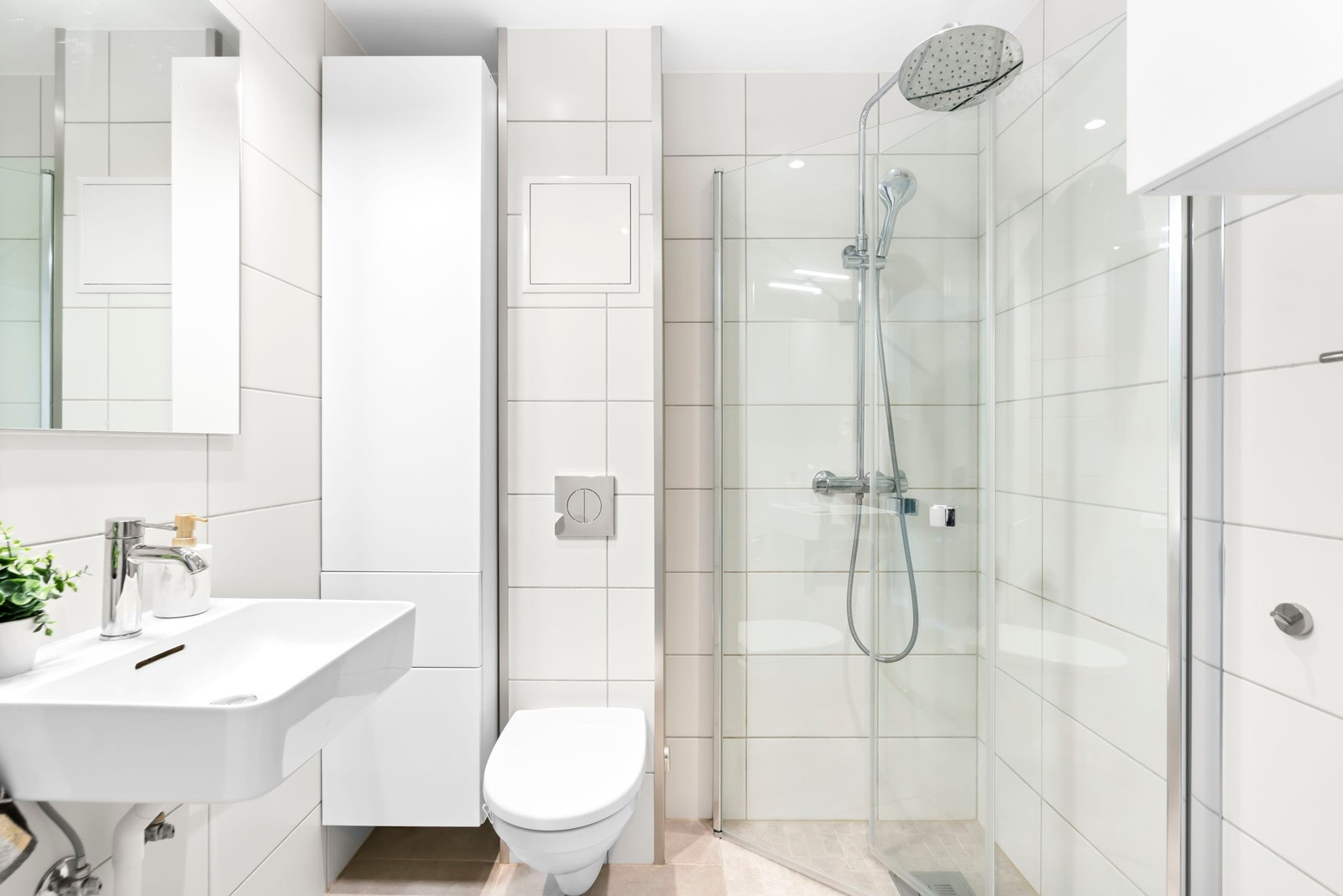 Smakfullt og lekkert baderom oppusset i regi av tidligere eier i 2018. Gode oppbevaringsmuligheter. Galleribilde