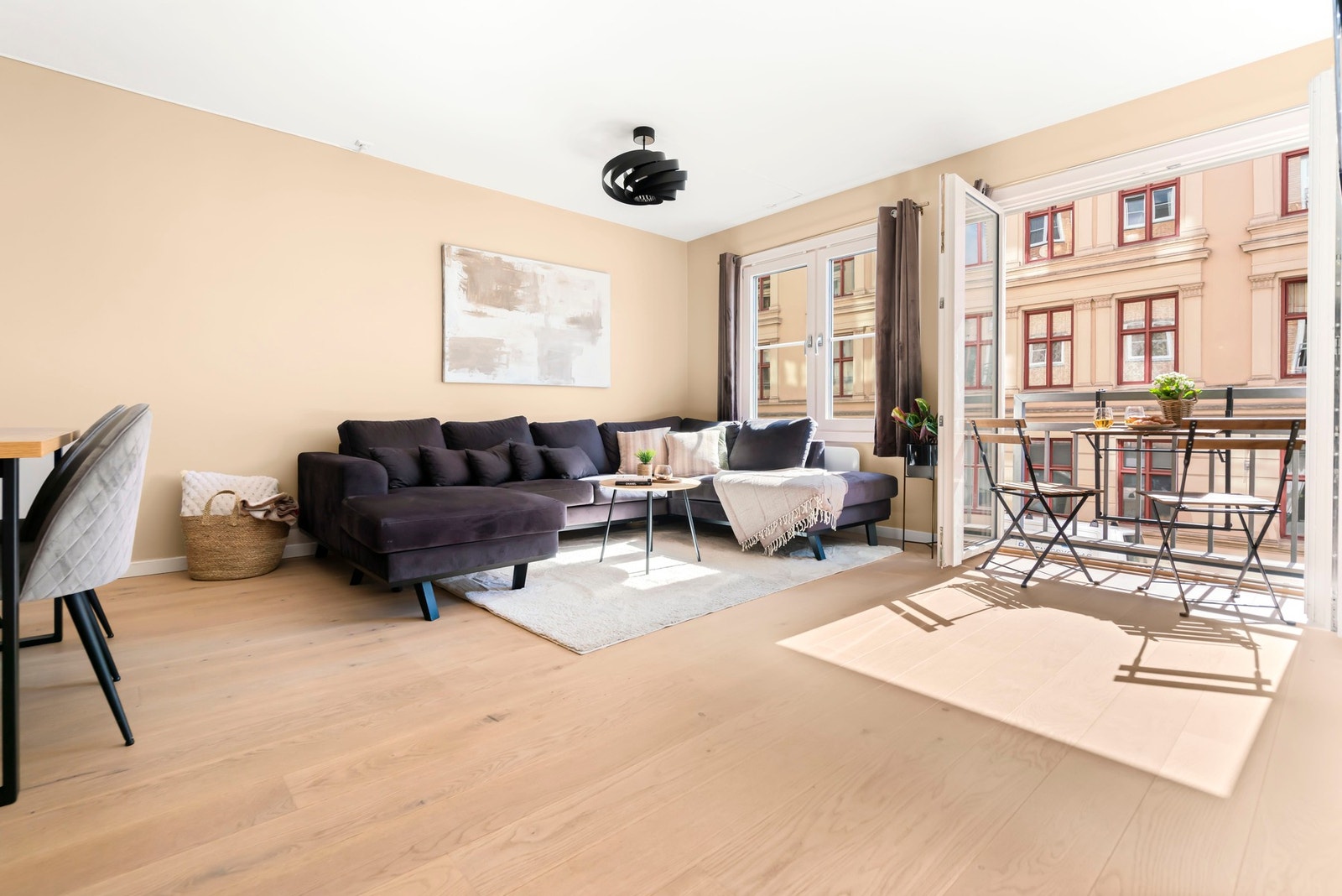 Stuen har en flott størrelse og kan enkelt innredes med sofagruppe, spisebord og oppbevaringsmøbler. Galleribilde