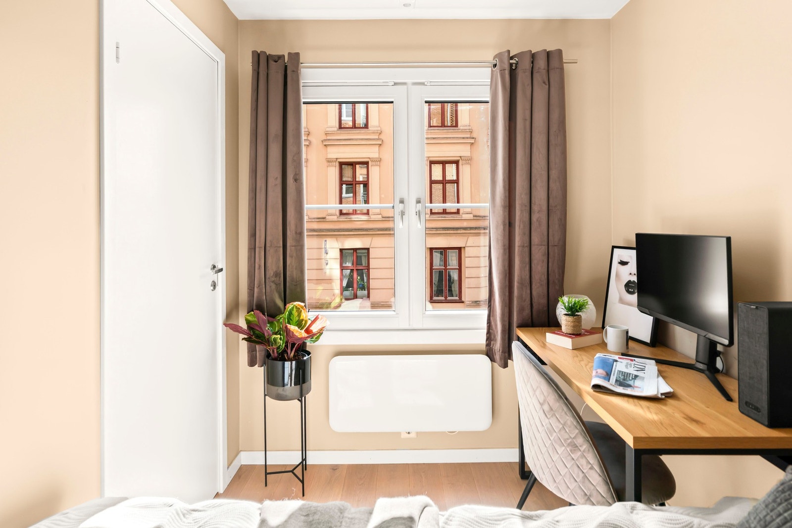 I selgers bo-tid har det blitt etablert et soverom med adkomst fra stuen. Her har man et perfekt barnerom, gjesterom eller hjemmekontor. Galleribilde