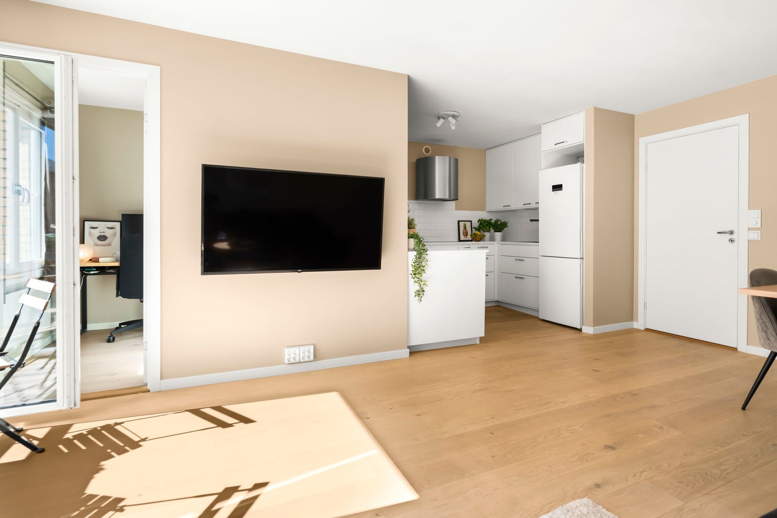 Flere av rommene i leiligheten har flotte en-stavs parkettgulv. Alle rommene er malt i stilsikre og moderne farger. Galleribilde