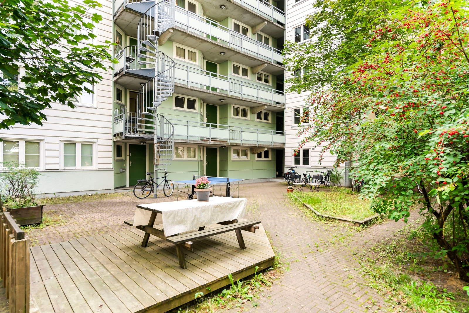 I bakgården finner man både bordtennis bord og lekeareal. Galleribilde