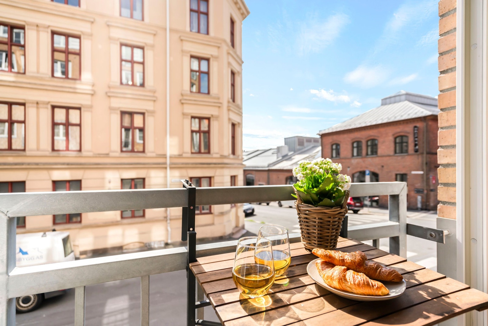 Velkommen til hyggelig visning av en flott 3-roms selveier i populære Steenstrups gate 19. Galleribilde