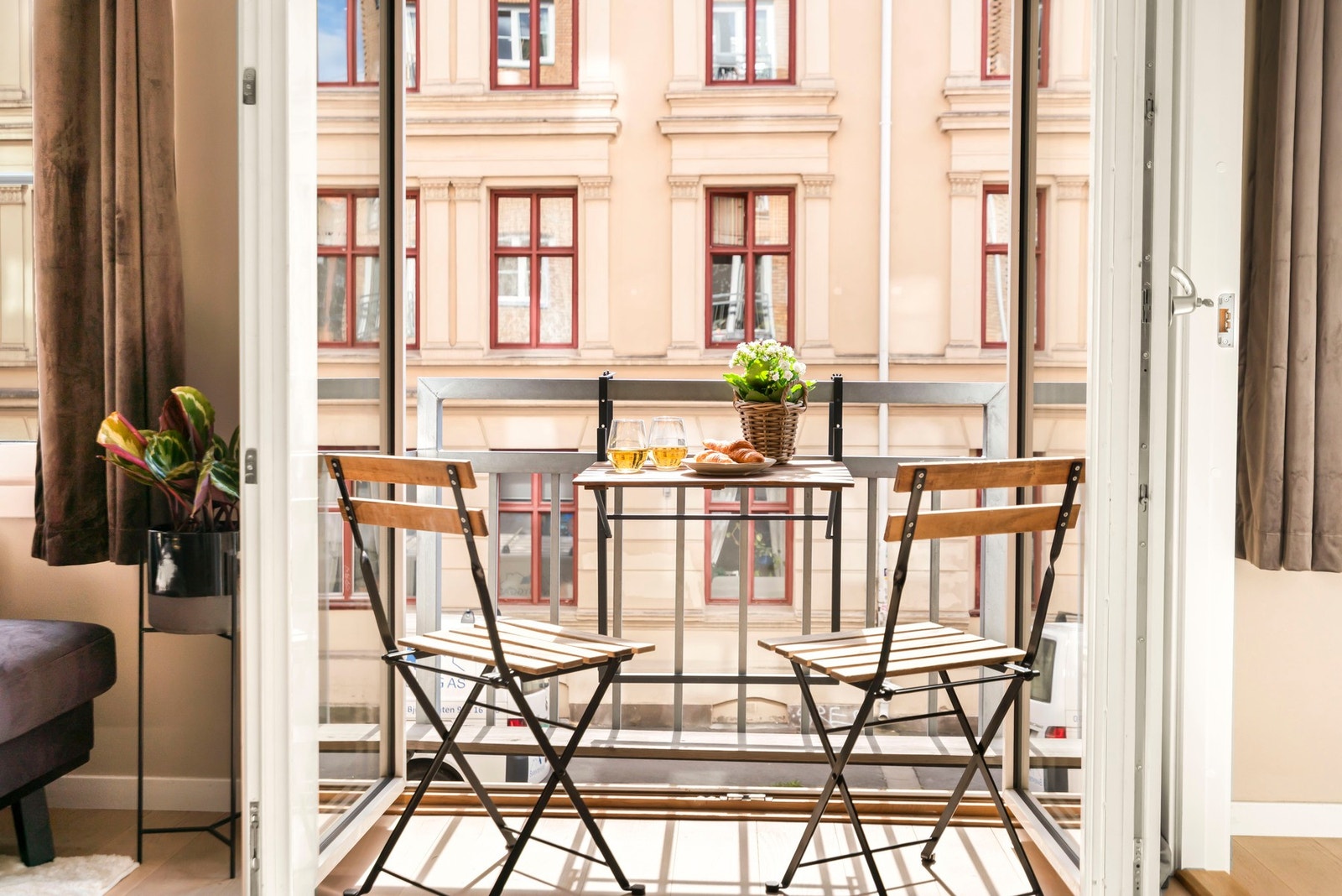 Sydvendt franske balkongen slipper uterommet inn i stuen. Galleribilde