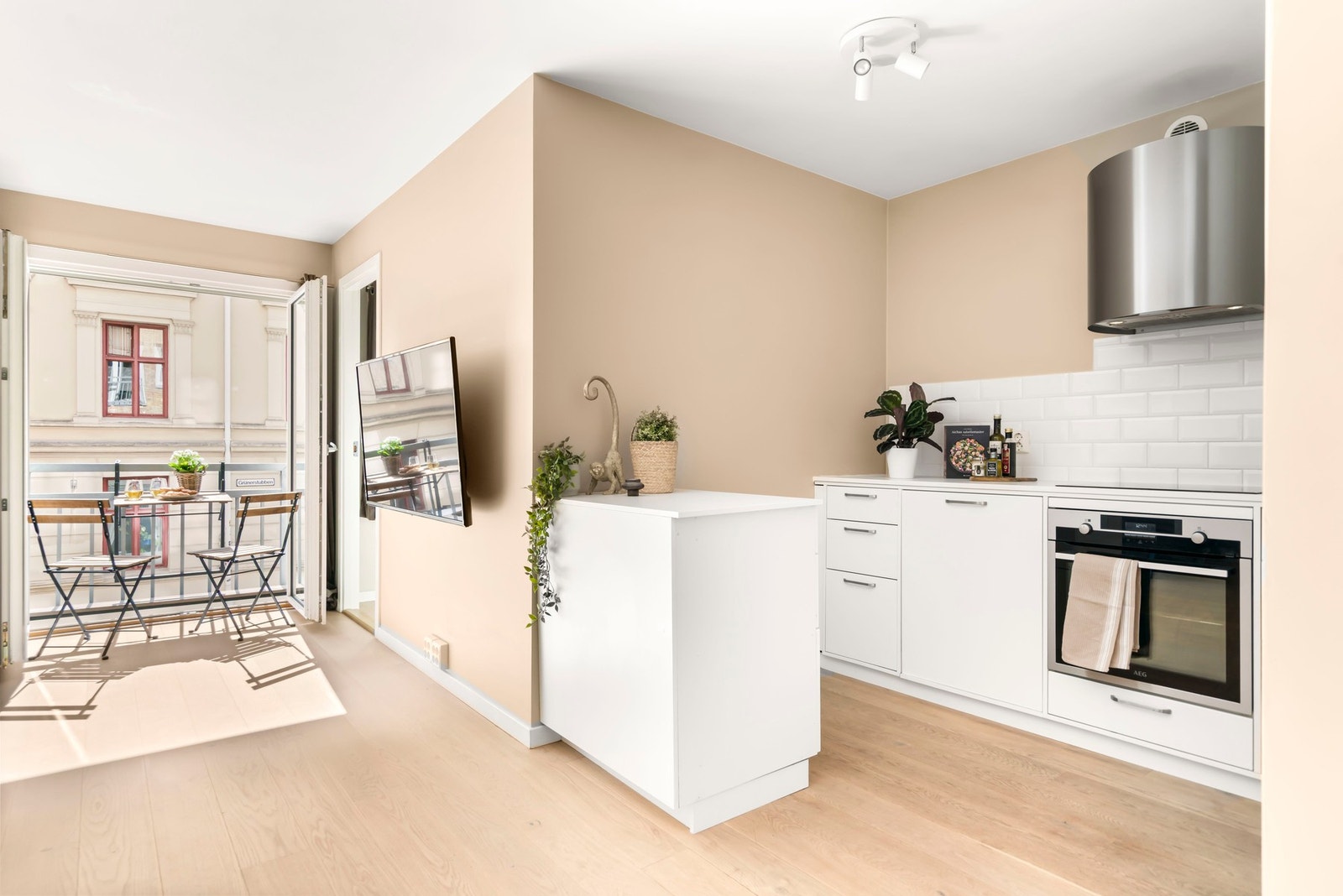 Integrert komfyr, koketopp og induksjonskoketopp gir et strømlinjeformet og lekkert uttrykk. Galleribilde