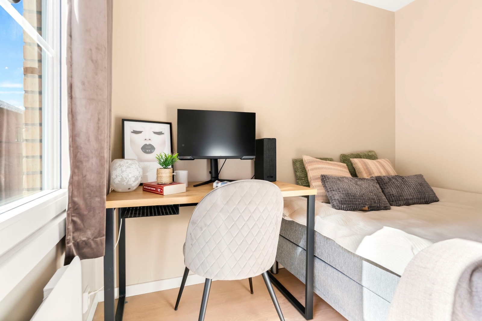 Selger har en 150 cm bred seng. Dette gir fortsatt plass til plassering av hjemmekontor. Galleribilde