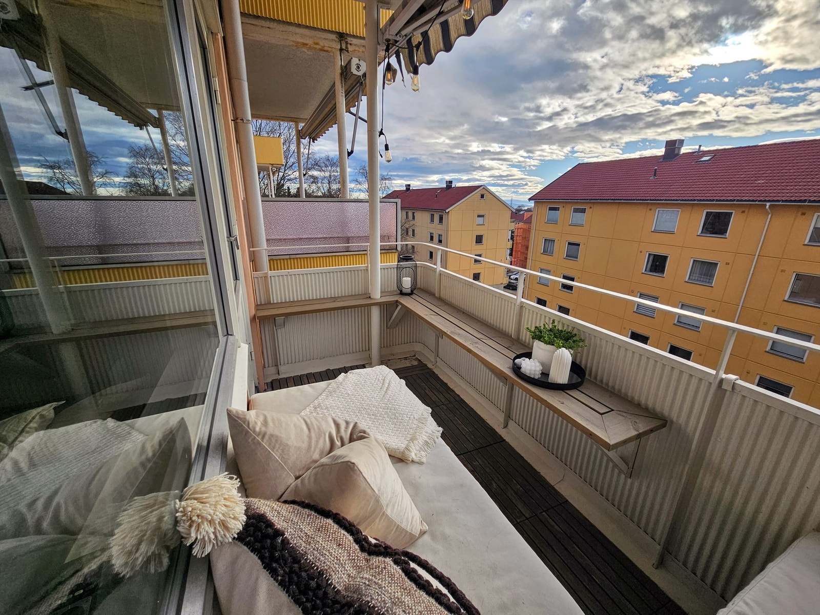 Her kommer det noen bilder fra selger, siden det er stillaser rundt blokken pt. (Før oppussing) Galleribilde