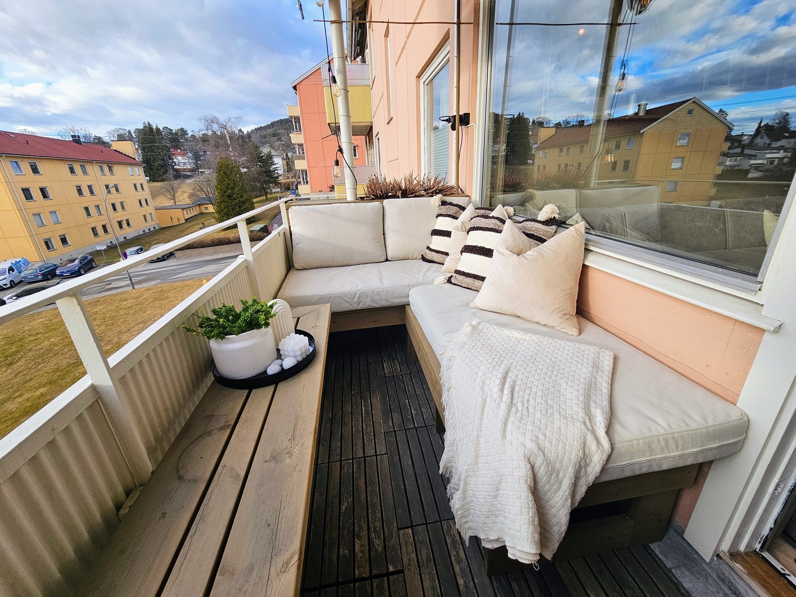 Utgang fra stue til overbygget vest-vendt balkong på 4m². Balkong av betong. (Før oppussing) Galleribilde