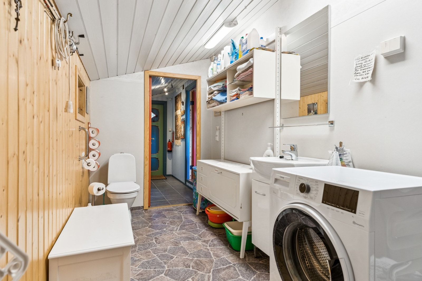 Rommet er innredet med baderomsinnredning med nedfelt servant, gulvstående toalett og dusjhjørne Galleribilde