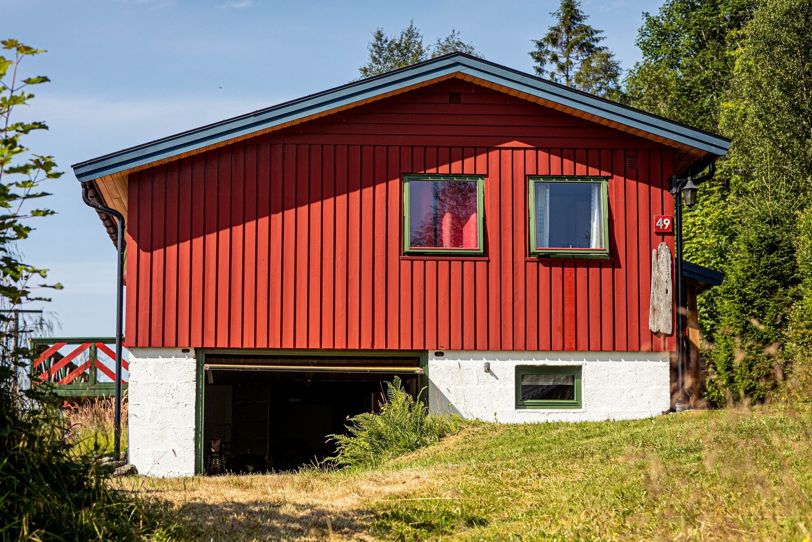 Flott fritidsbolig med integrert garasje Galleribilde