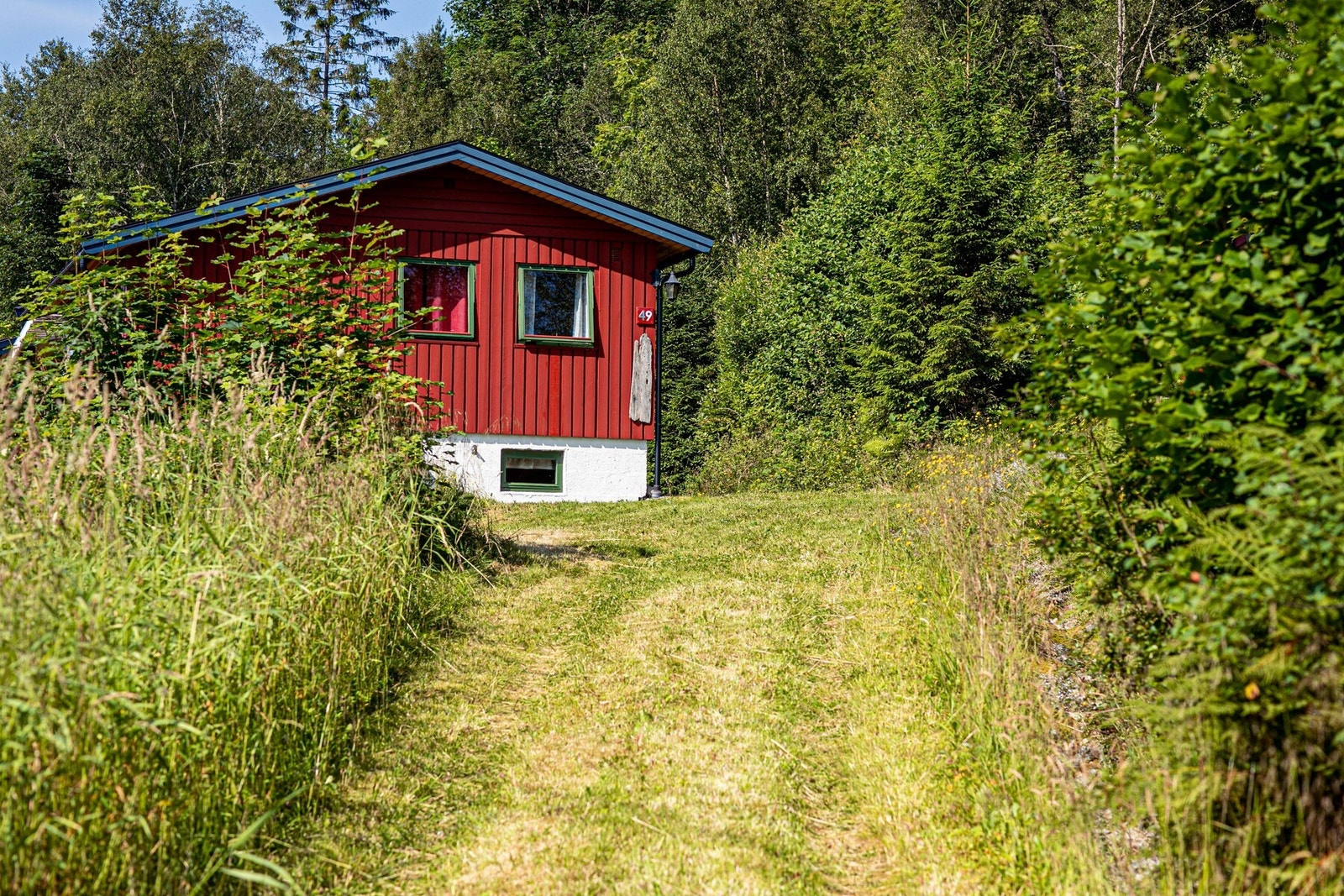 Oppkjørselen og parkeringsarealet har gressdekke Galleribilde