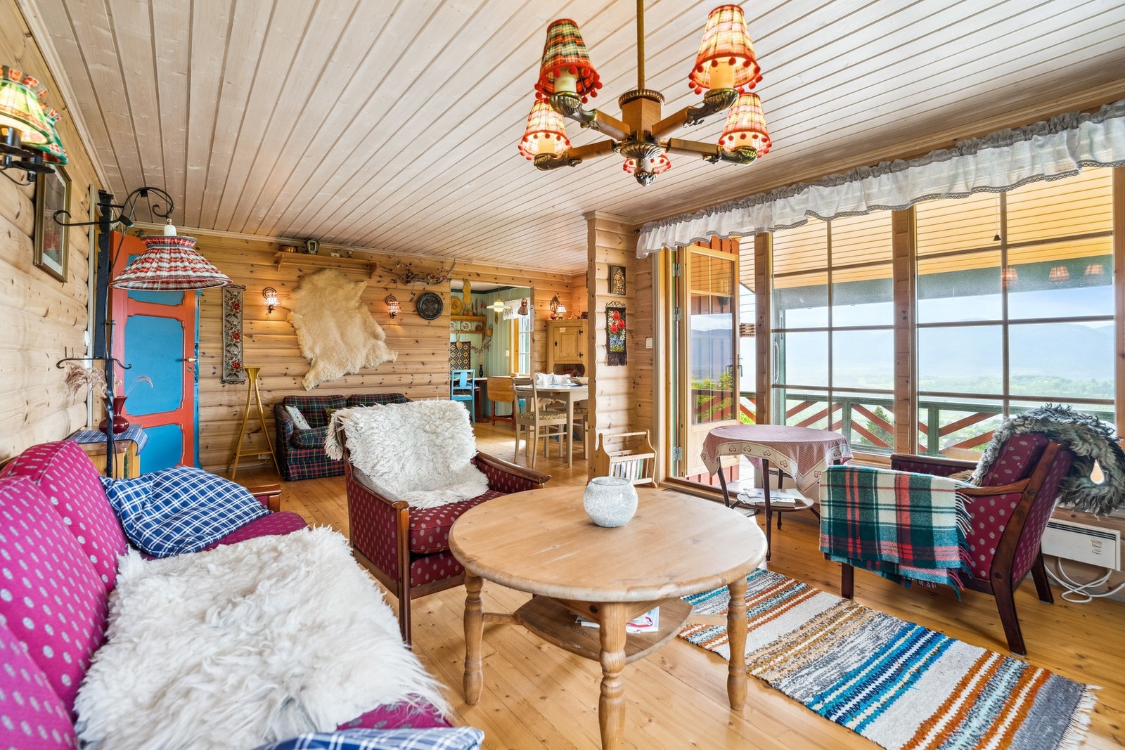 Hytta har en funksjonell planløsning med stor stue som skaper en hyggelig atmosfære Galleribilde