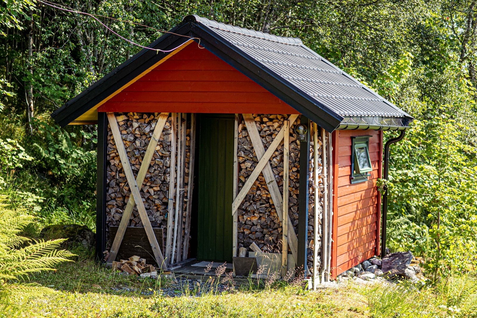 Anneks 1. Innvendige overflater består av gulvbelegg, samt panel på både vegger og himling. Vinduene er fra 1978, og det elektriske anlegget ble installert i 1987 Galleribilde
