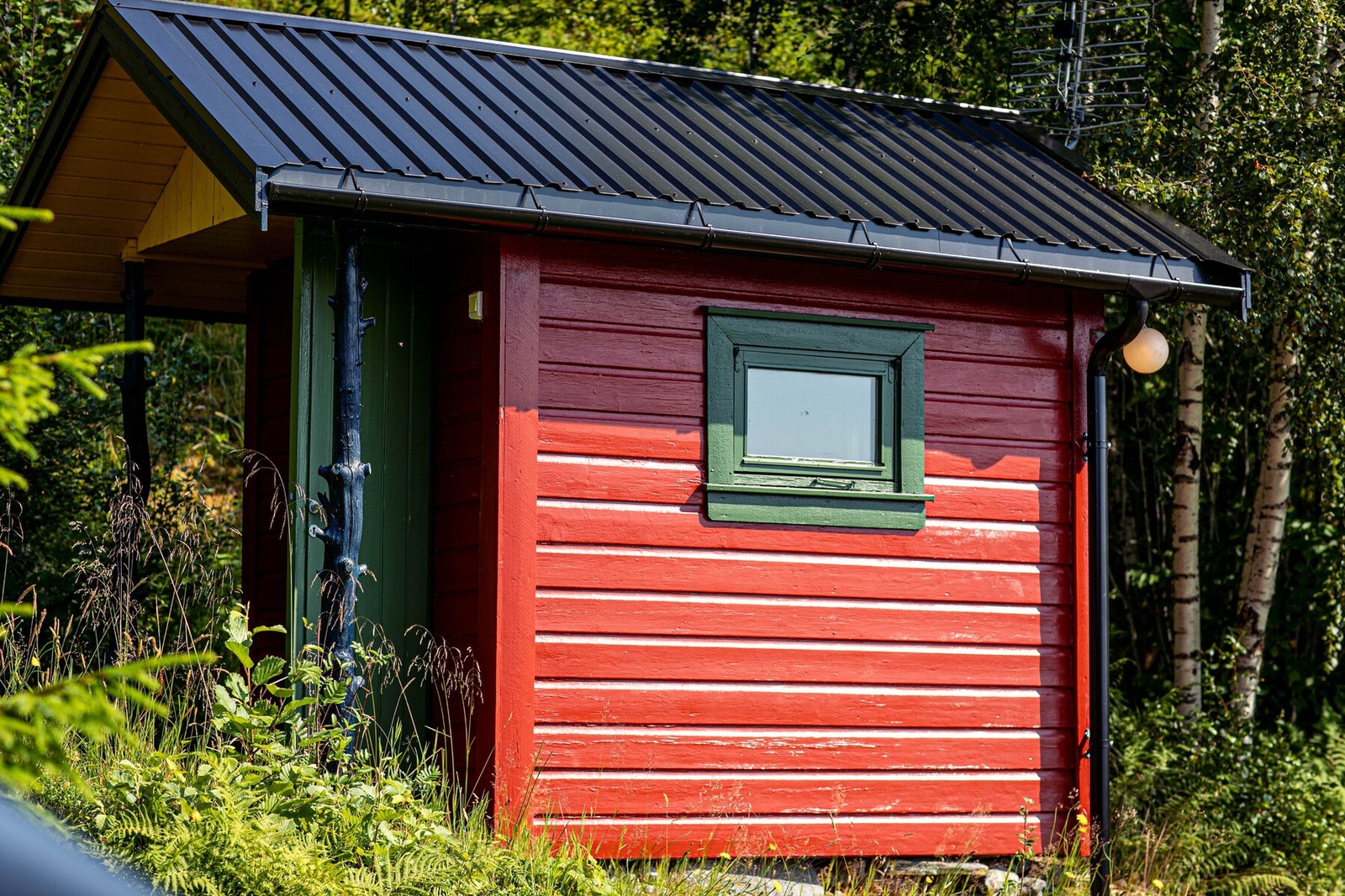 Anneks 2. Innvendige overflater består av gulvbelegg, samt panel på både vegger og himling. Det er montert vinduer fra 1991. Strøm ble lagt inn samme år. Galleribilde