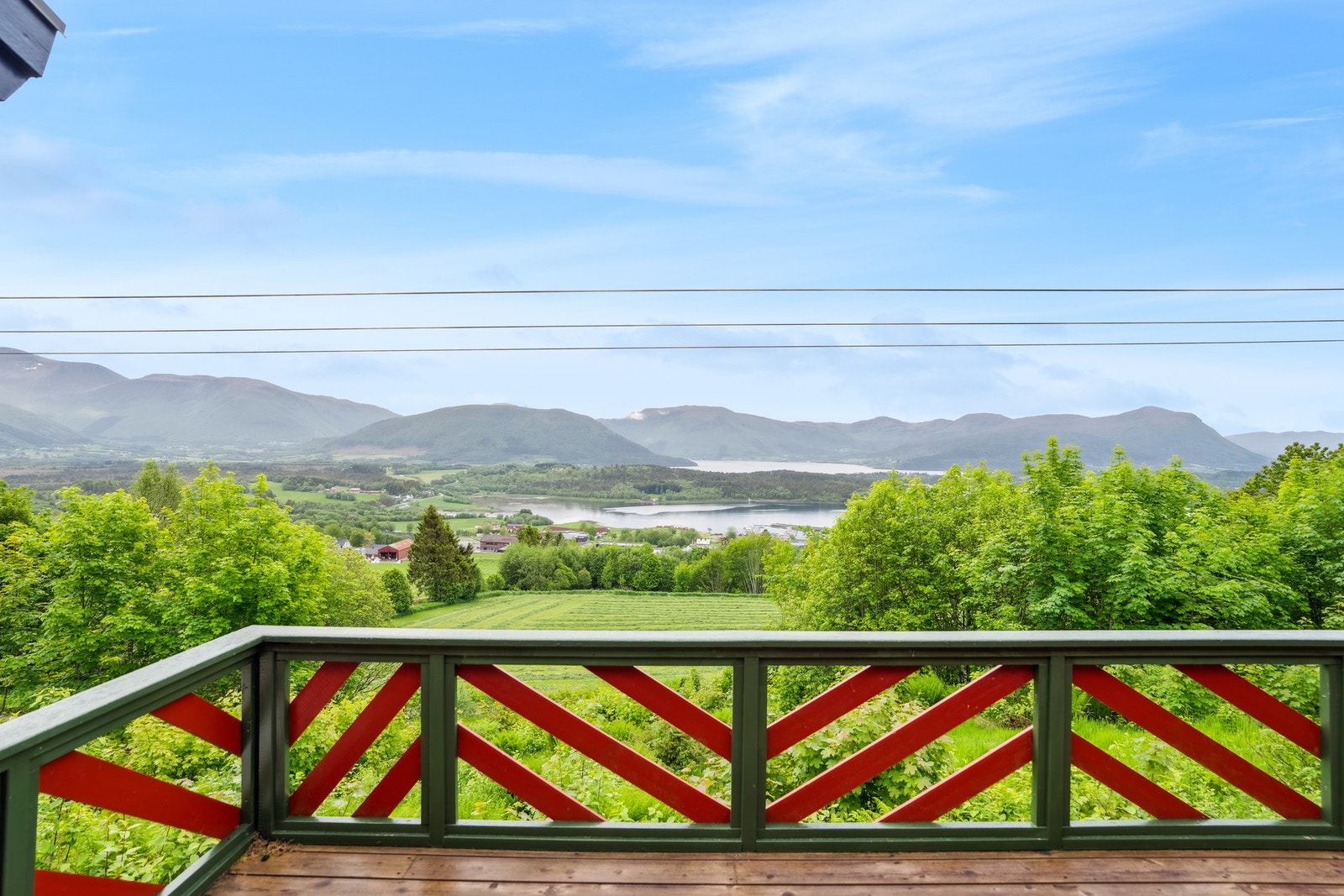 Eiendommen byr på fantastisk utsikt over fjord og fjell Galleribilde