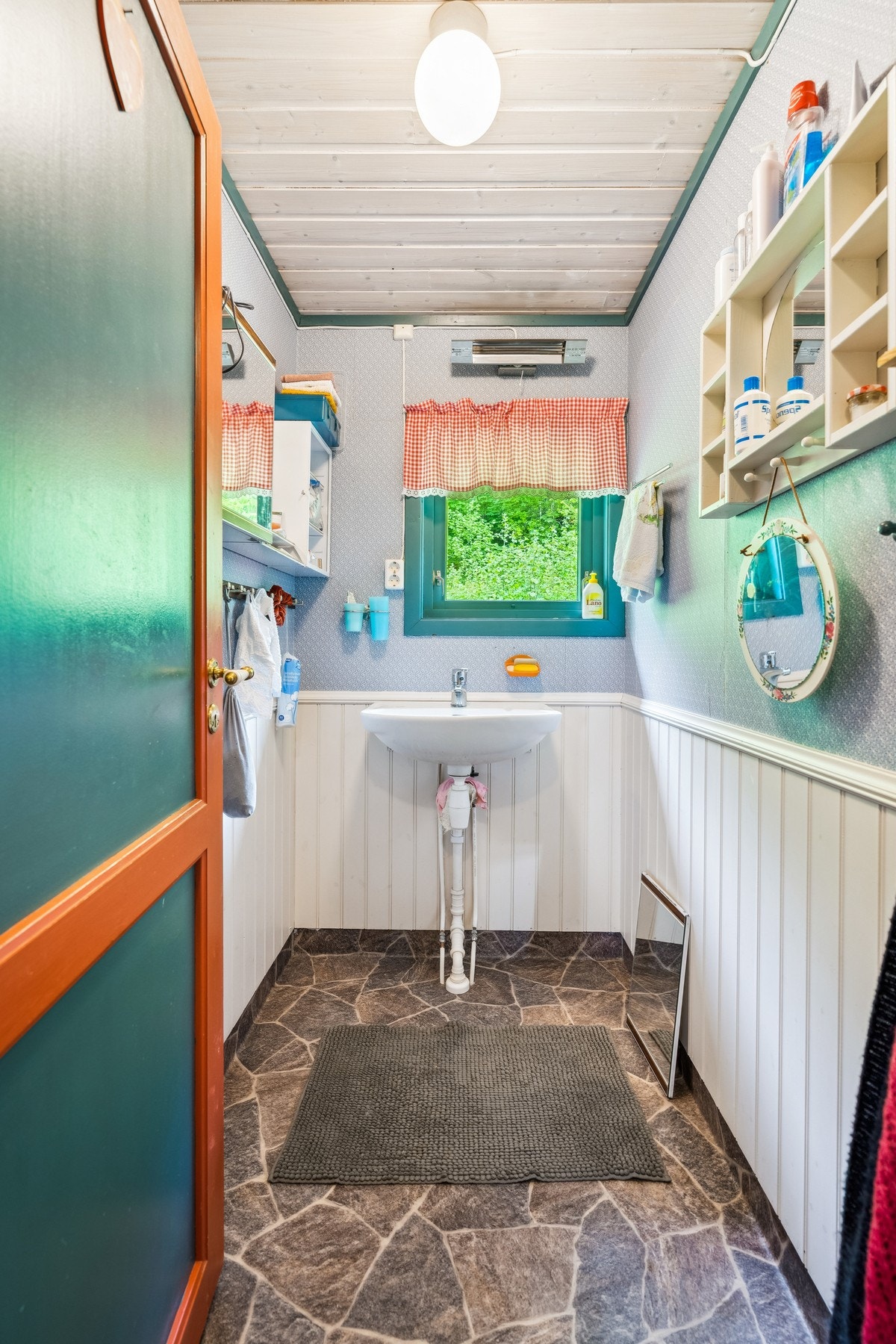 Toalettrom innredet med vask Galleribilde