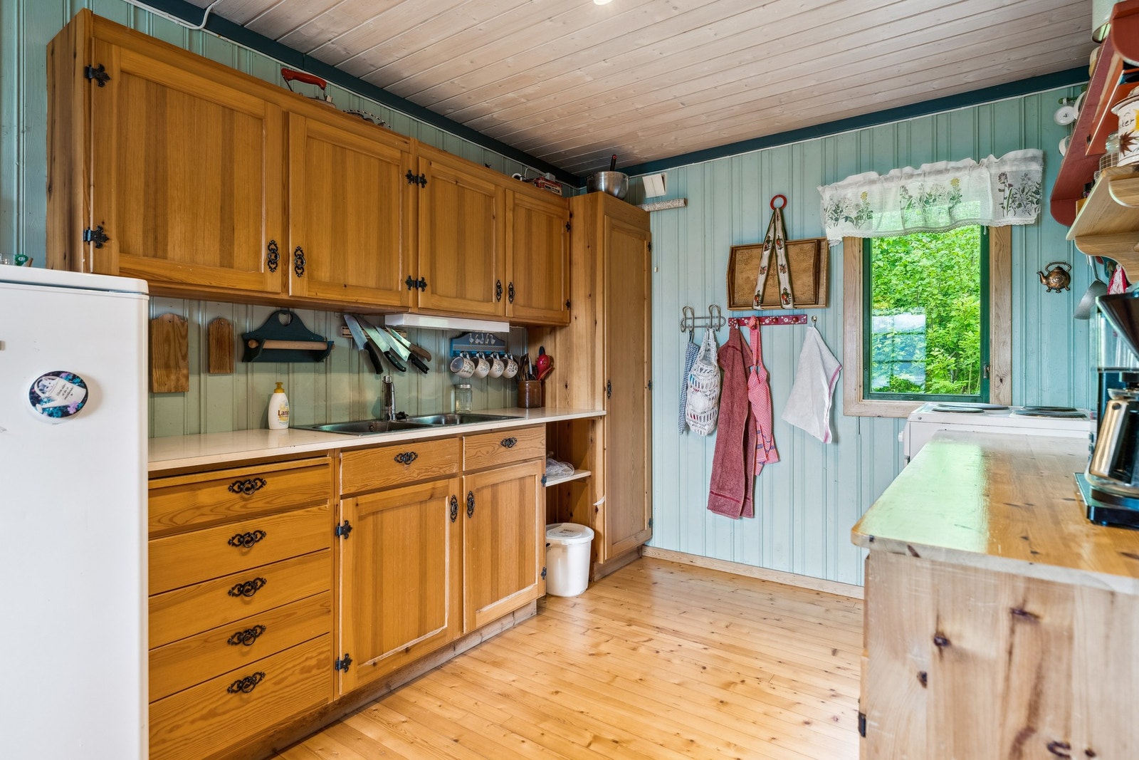 Det er hvitevarer som komfyr og kjøleskap. Rommet har ikke ventilator Galleribilde