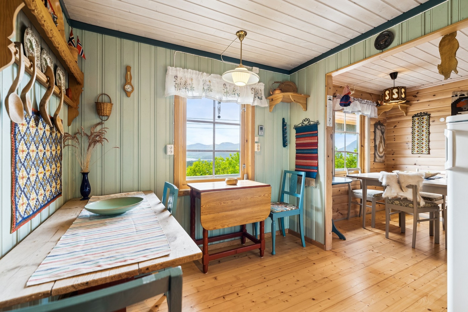 Plass til spisegruppe på kjøkken Galleribilde