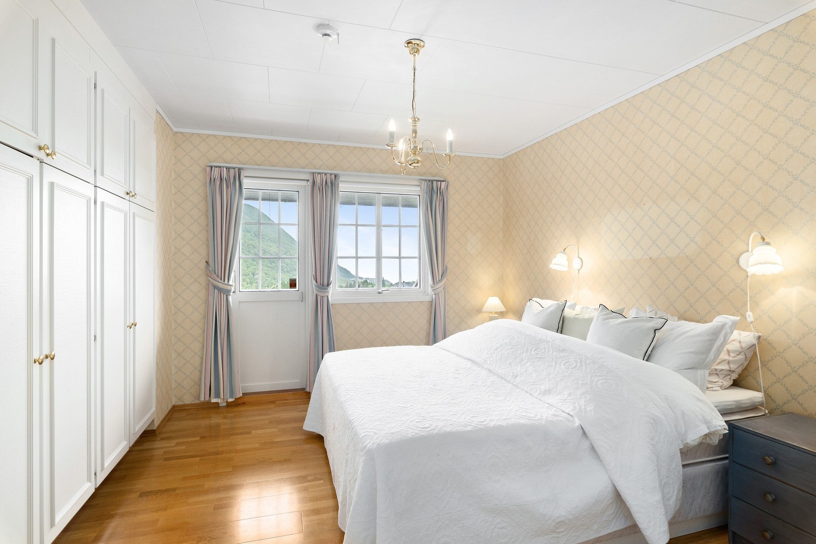 Hovedsoverom med utgang til veranda og med plassbygd garderobe. Takhengt lysekrone medfølger ikke. Galleribilde