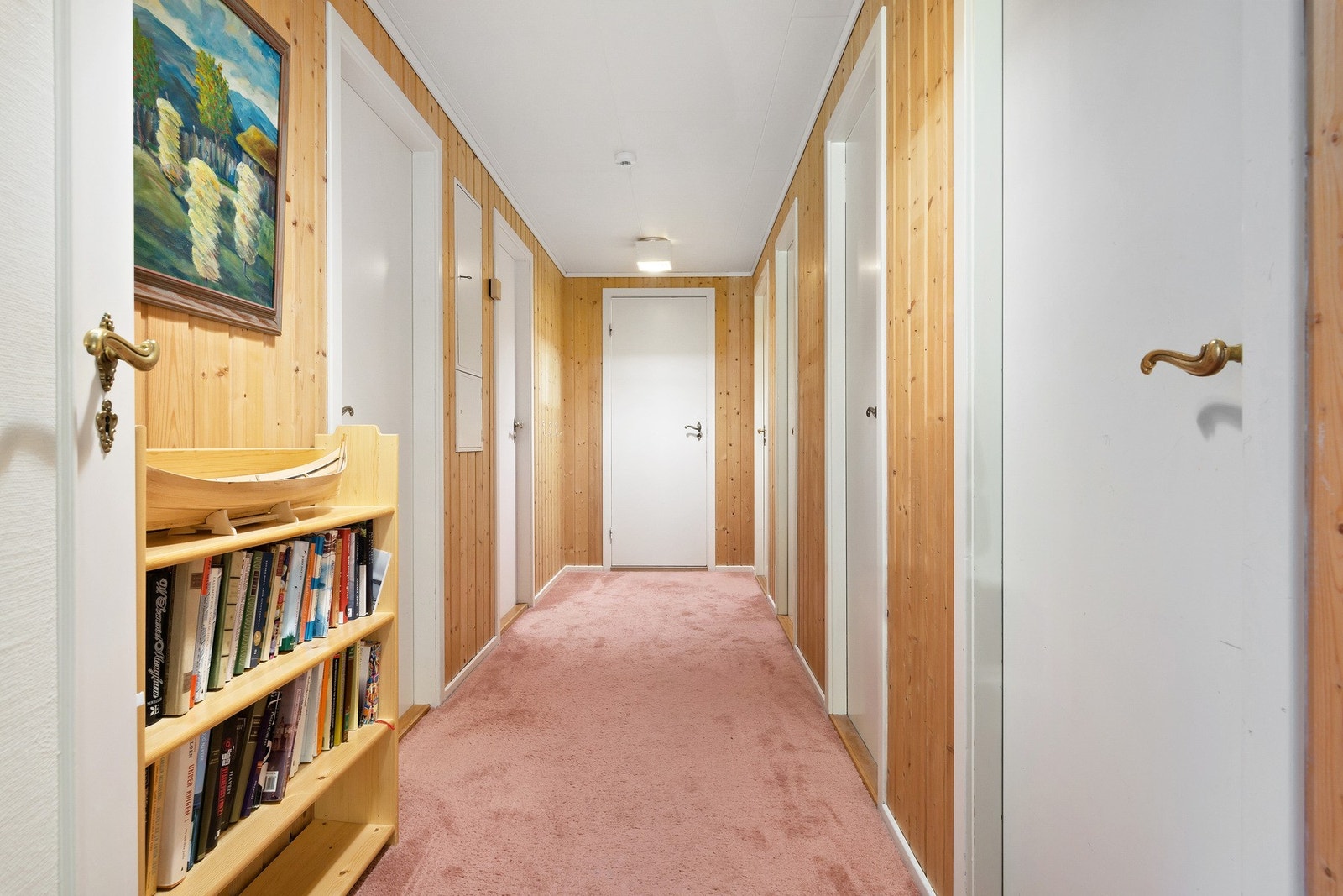 Gang i underetasje. Legg merke til sikringsskap på venstre side i bildet, som for øvrig har automatsikringer. Galleribilde