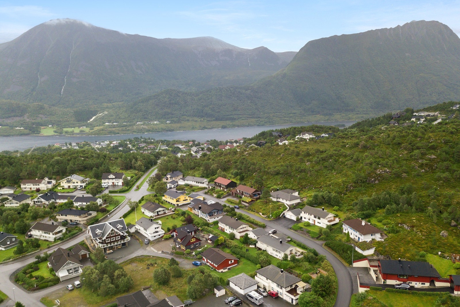 Dronebilde over nabolaget samt mot Hellandshornet og Samfjorden. Galleribilde
