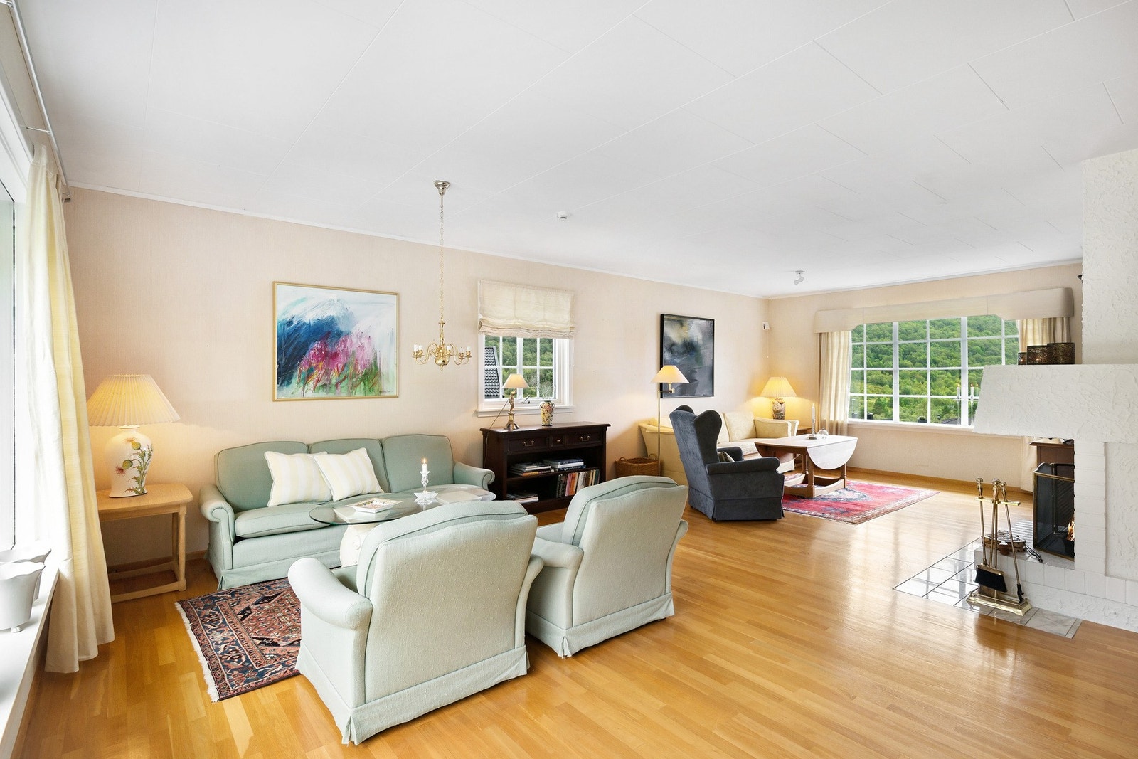 Stua har parkettgulv og veggflater med delikate toner. Legg merke til vinduer med sprosser. Galleribilde