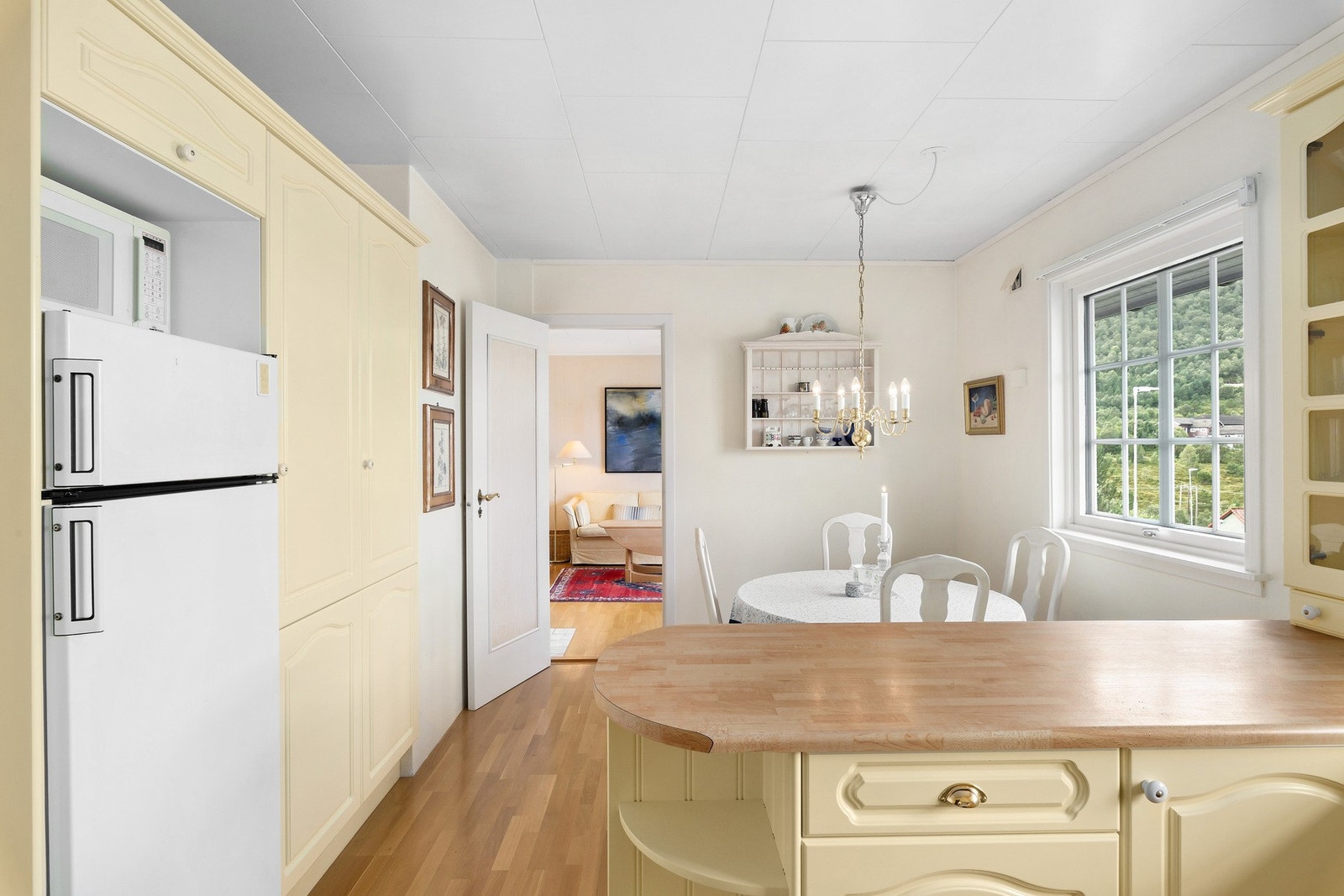 Av hvitevarer finnes det både kjøl/fryseskap, oppvaskmaskin, platetopp og stekeovn på kjøkkenet. Takhengt lysekrone medfølger ikke. Galleribilde