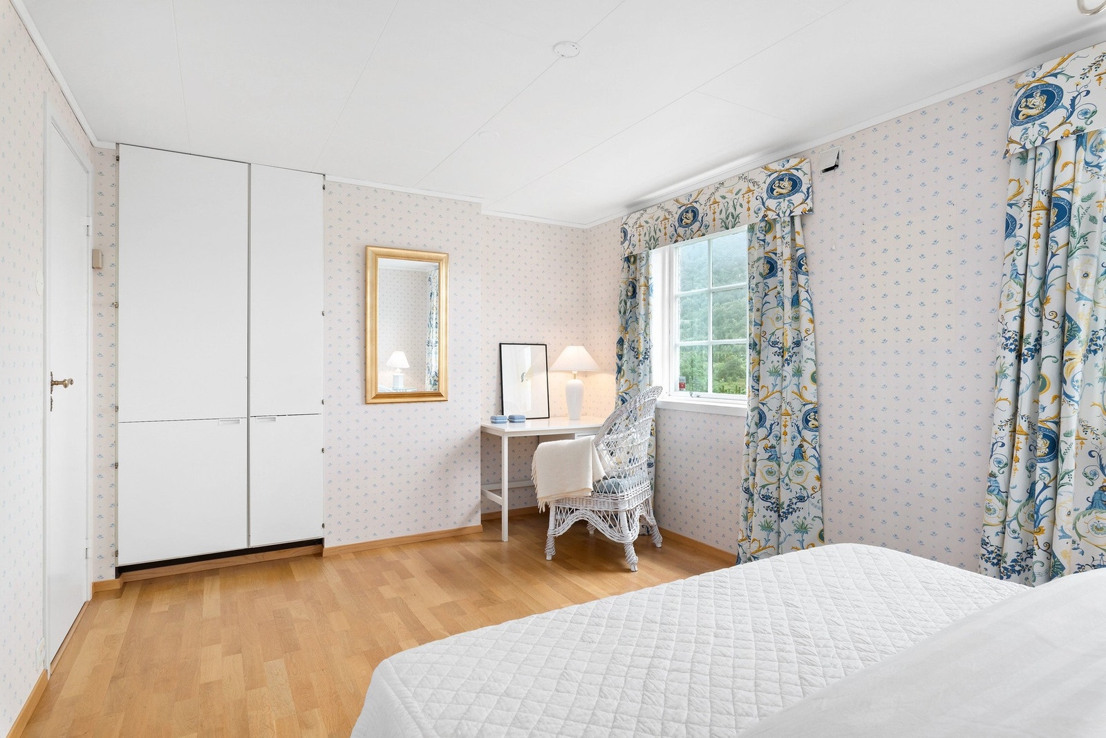 Romslig soverom i underetasjen. Boligen har totalt 4 soverom, 2 i underetasjen og to i hovedetasjen. Galleribilde