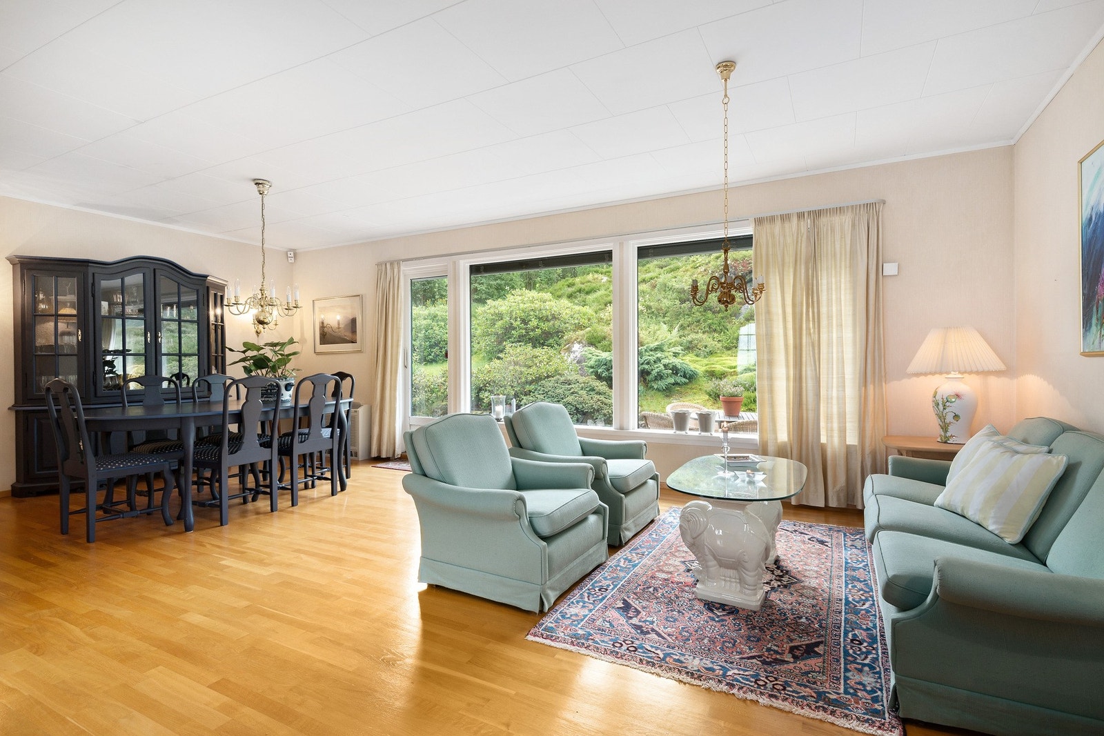 Fra den romslige stua har man utgang til sydvendt terrasse og hage. Galleribilde