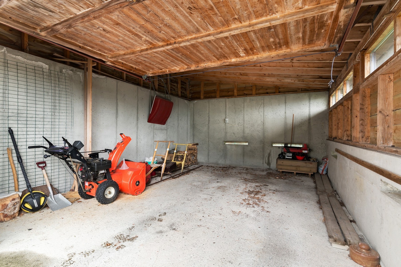 Det finnes både innskutt og frittstående garasje på eiendommen. Den frittstående garasjen har torvtak og et areal på ca 24 kvm. Galleribilde