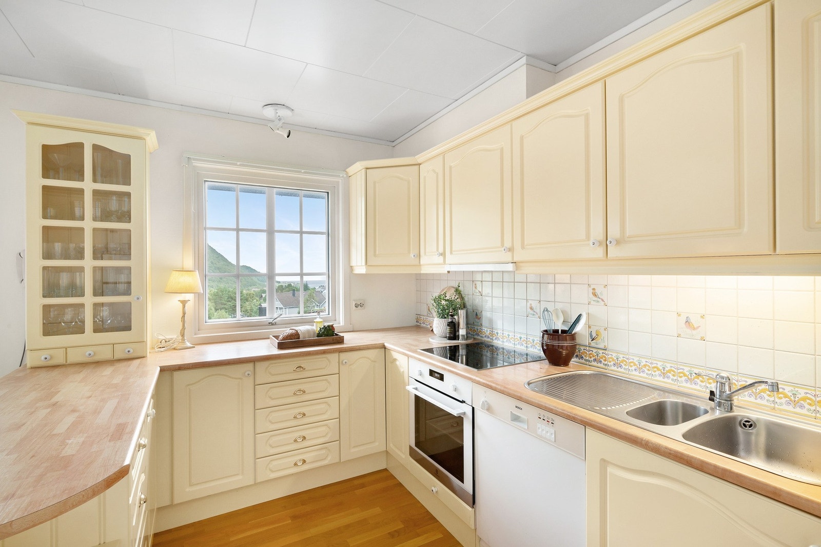 Legg merke til den flotte utsikten du får fra det koselige kjøkkenet. Galleribilde