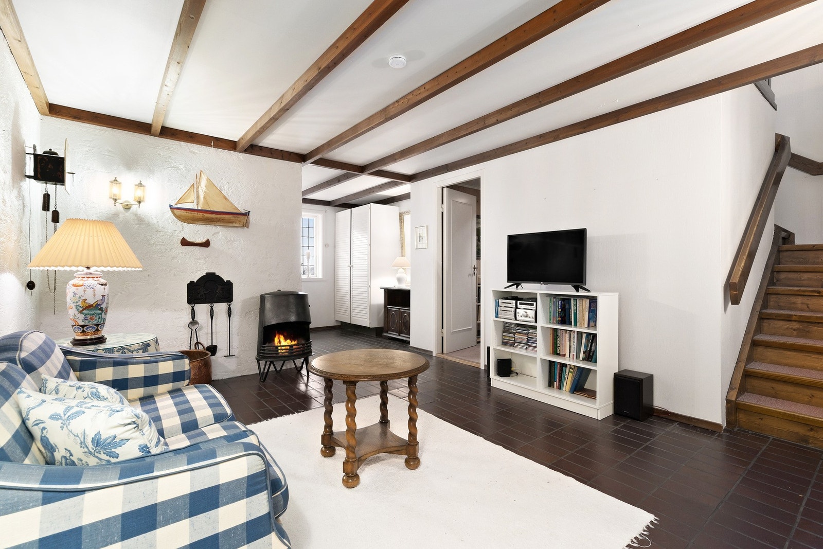 Koselig hall med flislagt gulv, synlige bjelker i himling og ikke minst vedovn. Galleribilde