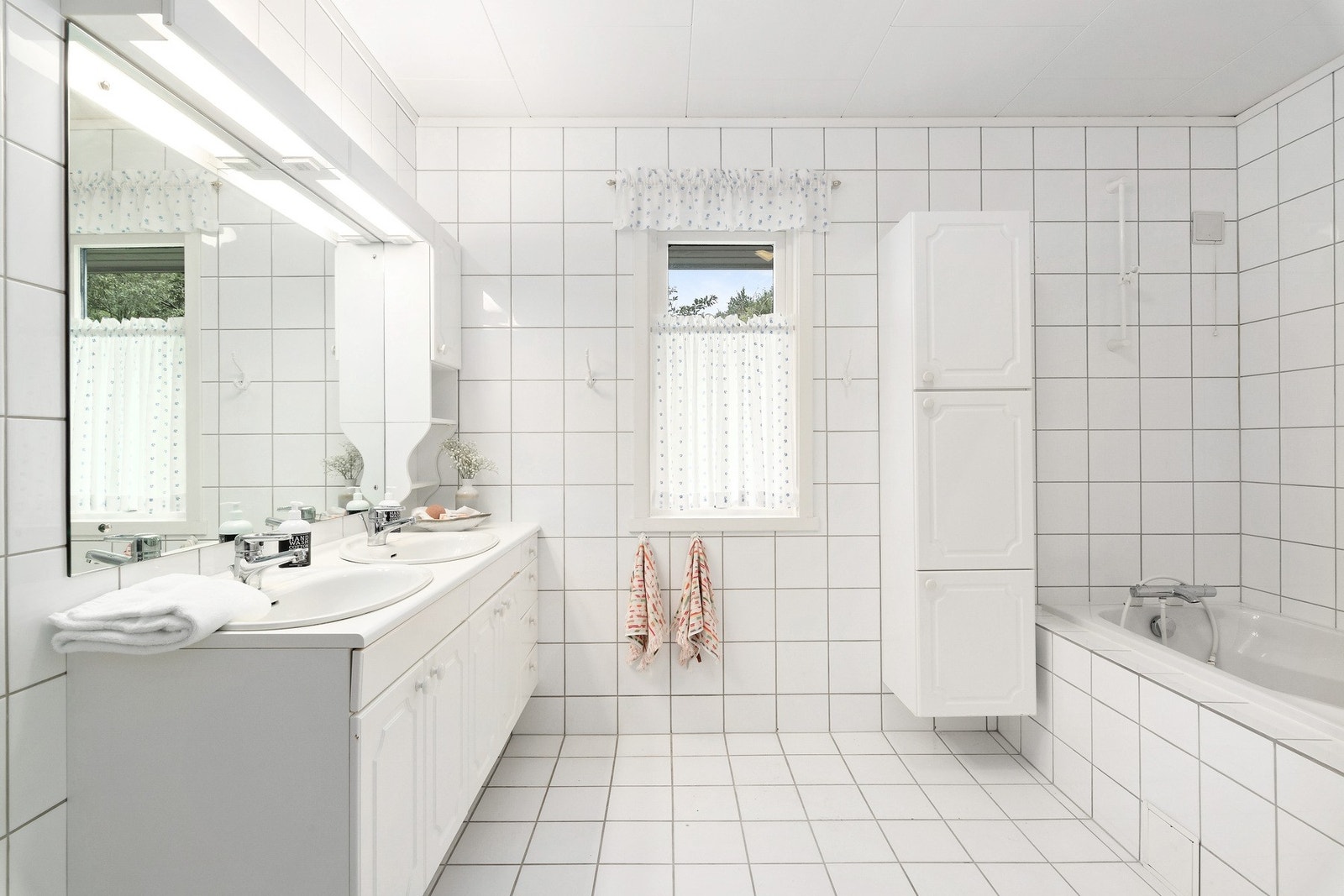 Badet har servantinnredning med 2 vasker og stort veggspeil med overlys og ny vifte fra 2022. Galleribilde