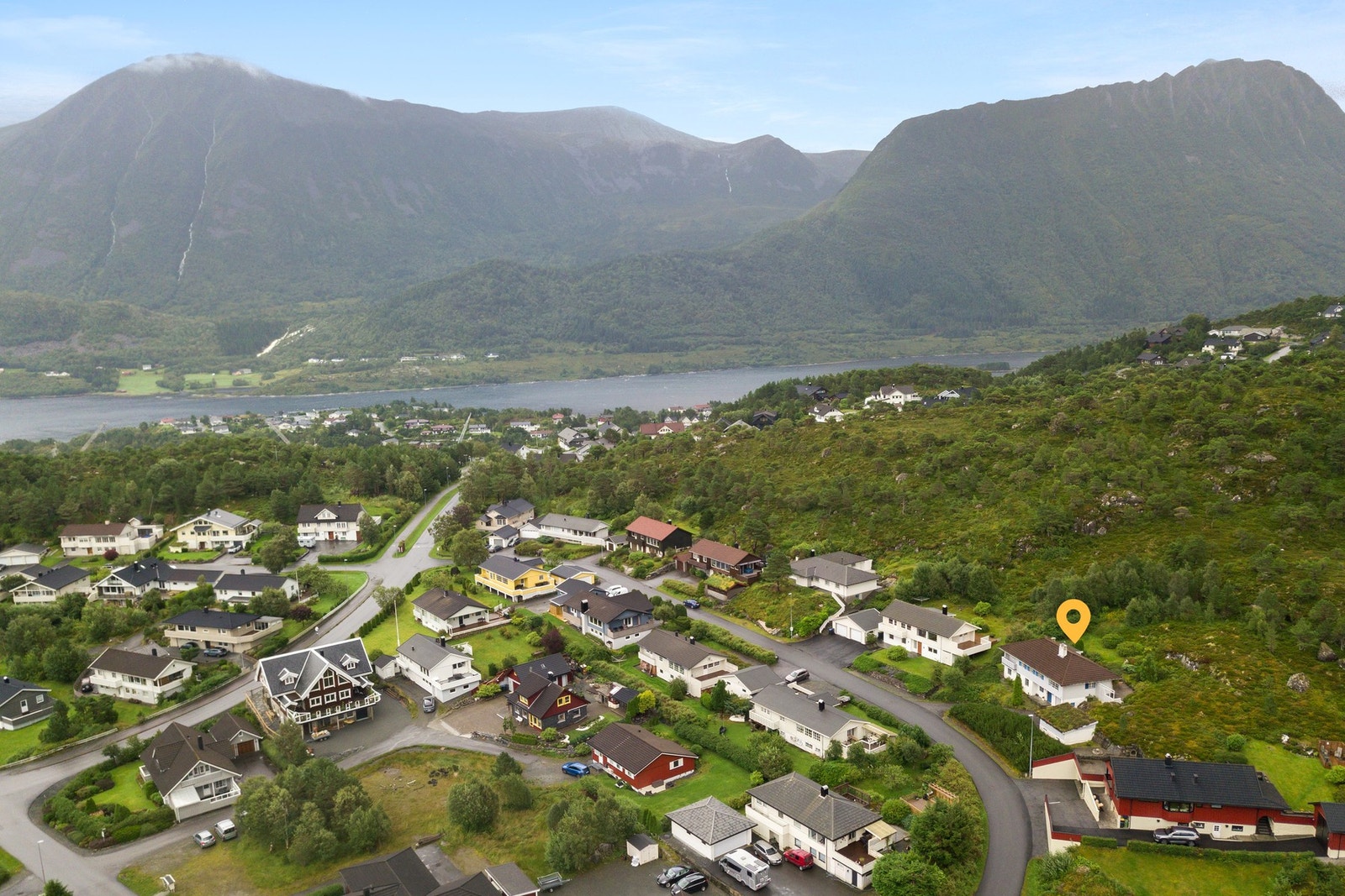 Dronebilde over nabolaget samt mot Hellandshornet og Samfjorden. Galleribilde