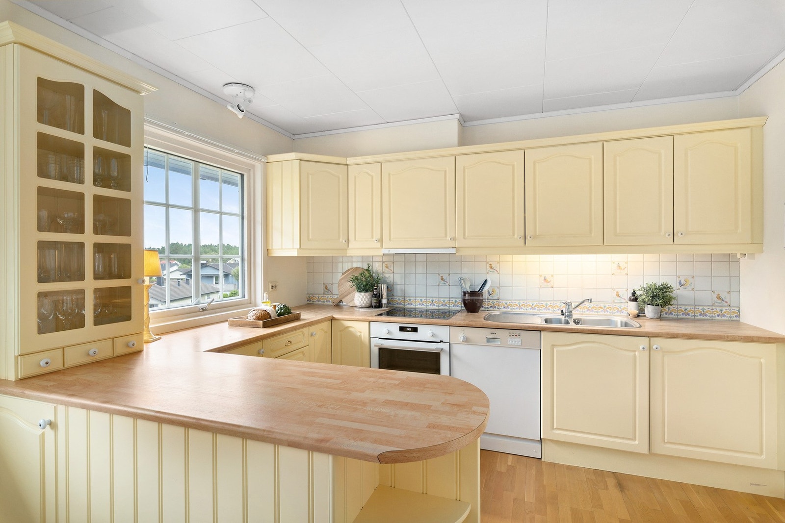 Over koketoppen er det montert kjøkkenventilator med avtrekk ut i friluft. Galleribilde