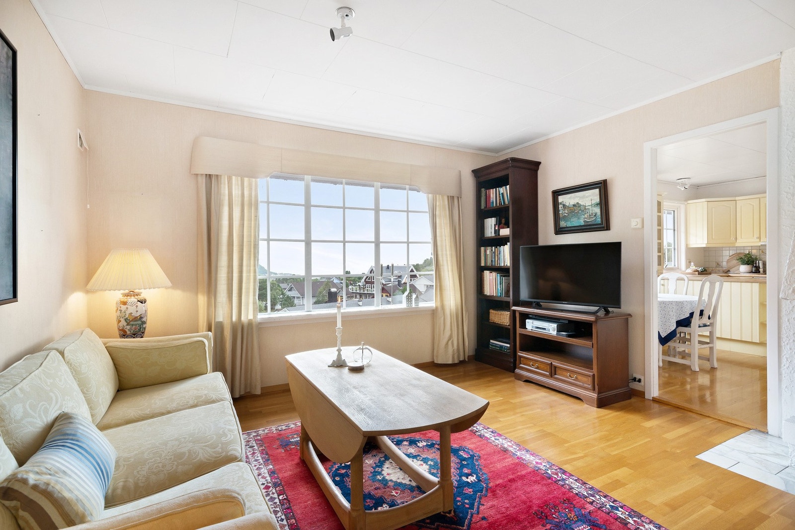 Pr i dag delvis åpen løsning mellom stue og kjøkken. Galleribilde