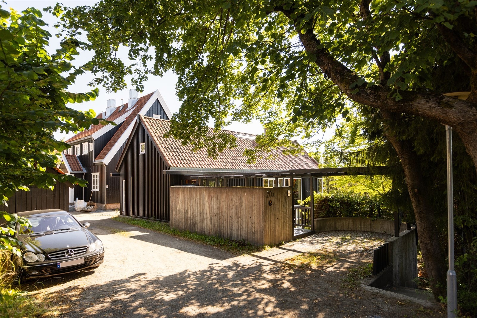 Huset har garasje og flere biloppstillingsplasser Galleribilde