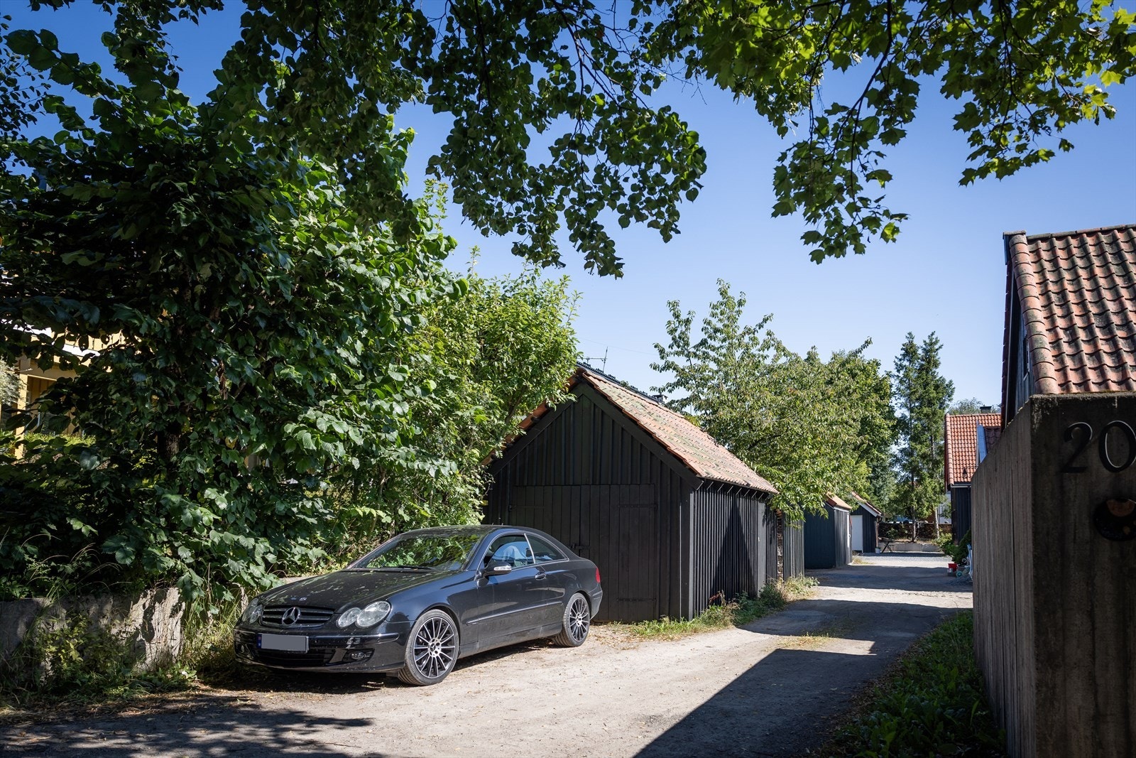 Garasje og biloppstillingsplass Galleribilde