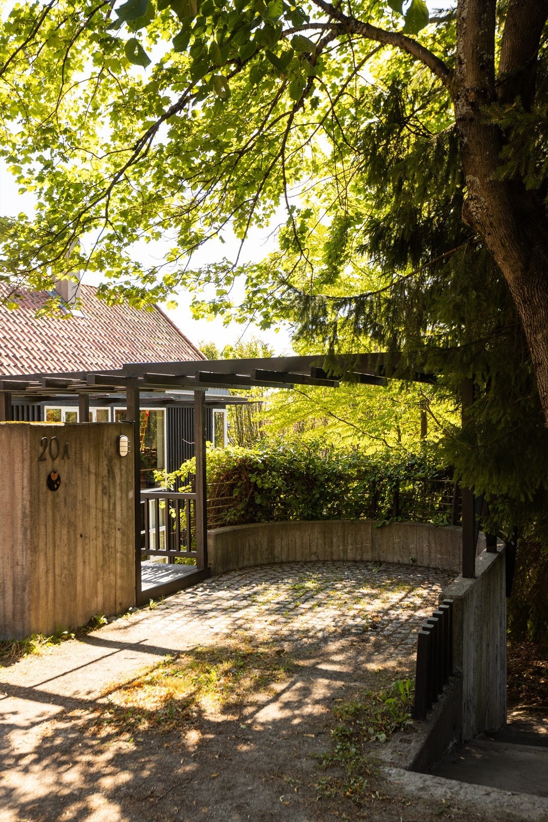 Biloppstillingsplass rett utenfor huset Galleribilde